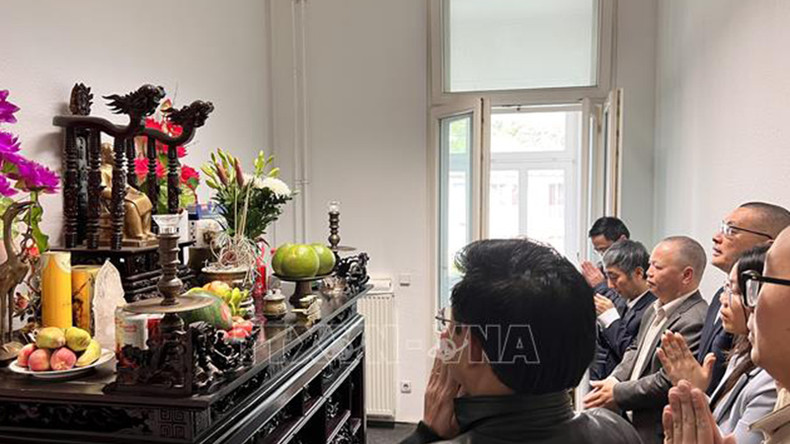 Делегаты выражают уважение и благодарность Президенту Хо Ши Мину. Фото: ВИА Делегаты выражают уважение и благодарность Президенту Хо Ши Мину. Фото: ВИА