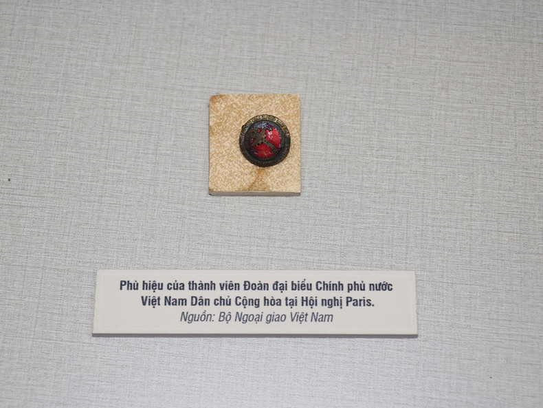 Значок члена делегации Правительства Демократической Республики Вьетнам на Парижской конференции. Фото: III Национальный архивный центр Значок члена делегации Правительства Демократической Республики Вьетнам на Парижской конференции. Фото: III Национальный архивный центр