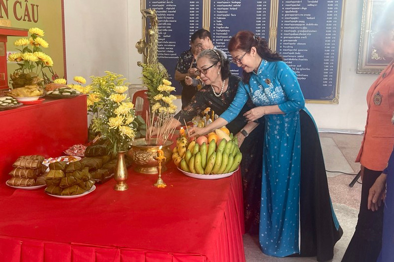 Вьетнамцы в Таиланде воскуряют благовония в память о королях Хунгах.