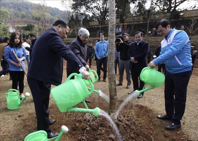 Делегаты сажают деревья в пагоде Кхань общины Тхатьйен уезда Каофонг. Фото: ВИА Делегаты сажают деревья в пагоде Кхань общины Тхатьйен уезда Каофонг. Фото: ВИА