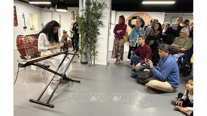 Выступление с народным музыкальным инструментом на церемонии. Фото: ВИА Выступление с народным музыкальным инструментом на церемонии. Фото: ВИА