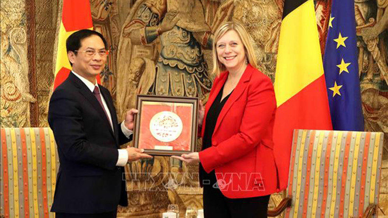 Министр Буй Тхань Шон и Спикер Палаты представителей Бельгии Элиан Тийе. Фото: ВИА Министр Буй Тхань Шон и Спикер Палаты представителей Бельгии Элиан Тийе. Фото: ВИА