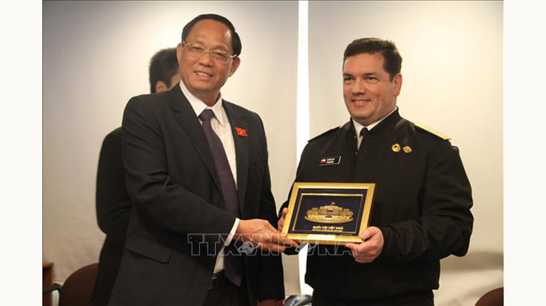 Заместитель Председателя НС Чан Куанг Фыонг вручает подарок контр-адмиралу ВМС Карлосу Фредесу Монсалвесу. Фото: ВИА Заместитель Председателя НС Чан Куанг Фыонг вручает подарок контр-адмиралу ВМС Карлосу Фредесу Монсалвесу. Фото: ВИА