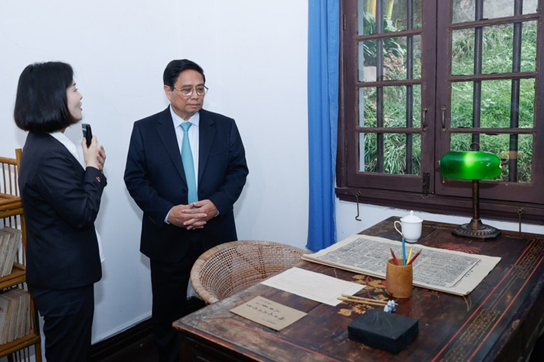 Премьер-министр Фам Минь Тьинь посещает комнату, где когда-то жил и занимался революционной деятельностью Президент Хо Ши Мин. Фото: VGP Премьер-министр Фам Минь Тьинь посещает комнату, где когда-то жил и занимался революционной деятельностью Президент Хо Ши Мин. Фото: VGP