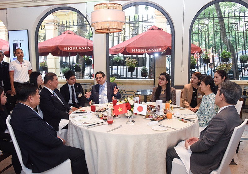 Премьер-министры Вьетнама и Японии с супругами завтракают. Фото: Чан Хай