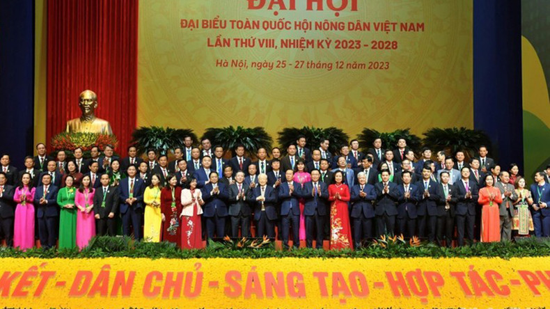 Делегаты фотографируются на память. Фото: Данг Кхоа Делегаты фотографируются на память. Фото: Данг Кхоа