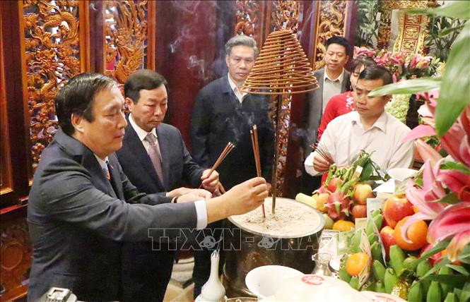 Руководители провинции Футхо воскуряют благовония в память о королях Хунгах. Фото: ВИА