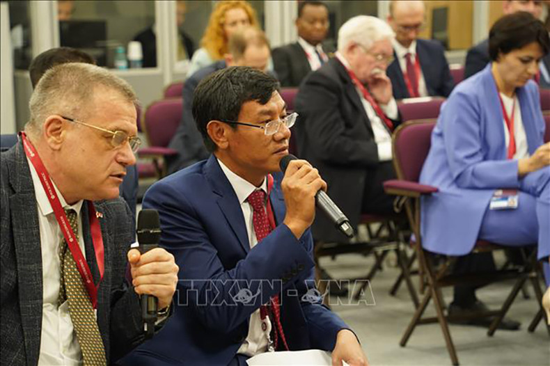 Заместитель Генерального аудитора Зоан Ань Тхо выступает на сессии. Фото: ВИА Заместитель Генерального аудитора Зоан Ань Тхо выступает на сессии. Фото: ВИА