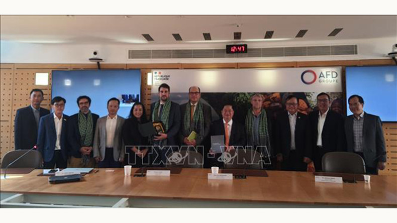 Председатель Народного комитета города Кантхо Чан Вьет Чыонг работает с экспертами AFD. Фото: ВИА Председатель Народного комитета города Кантхо Чан Вьет Чыонг работает с экспертами AFD. Фото: ВИА