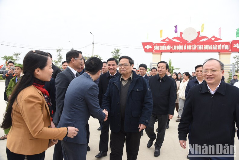 Премьер-министр посещает район переселения в общине Донгминь уезда Донгшон провинции Тханьхоа. Фото: Чан Хай