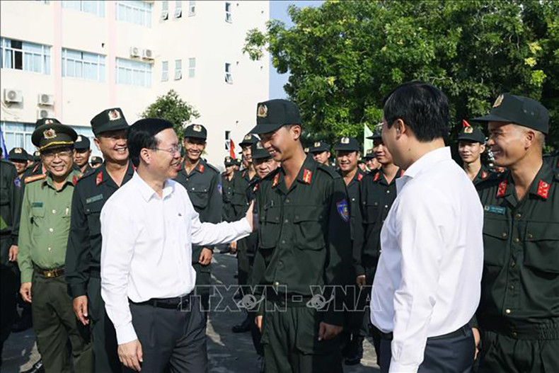 Президент Во Ван Тхыонг и военнослужащие батальона мобильной полиции. Фото: ВИА Президент Во Ван Тхыонг и военнослужащие батальона мобильной полиции. Фото: ВИА