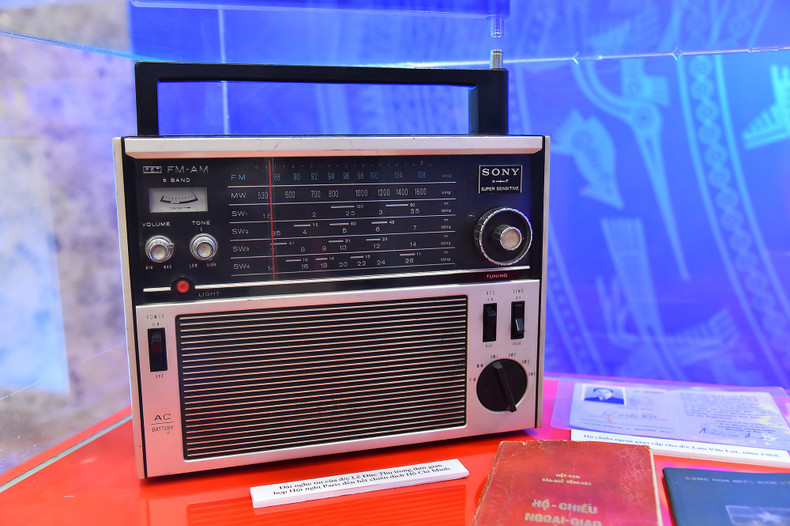 Радио товарища Ле Дык Тхо во время заседаний в рамках Парижской конференции до конца кампании Хо Ши Мина. Фото: Тхюи Нгуен Радио товарища Ле Дык Тхо во время заседаний в рамках Парижской конференции до конца кампании Хо Ши Мина. Фото: Тхюи Нгуен