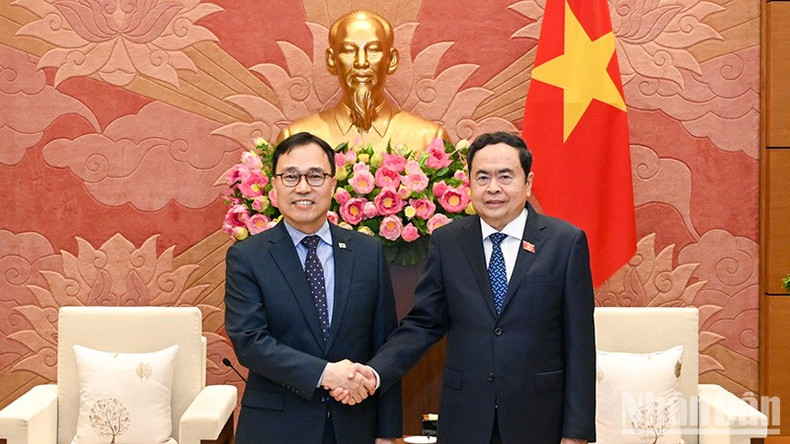 Председатель НС Чан Тхань Ман и Посол Южной Кореи во Вьетнаме Чхве Ён Сам. Фото: Зюи Линь Председатель НС Чан Тхань Ман и Посол Южной Кореи во Вьетнаме Чхве Ён Сам. Фото: Зюи Линь