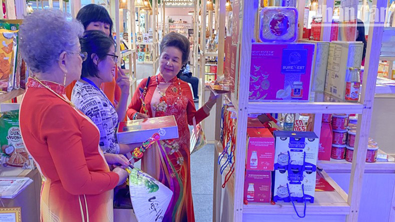 Вьетнамцы в Таиланде посещают стенд Вьетнама. Вьетнамцы в Таиланде посещают стенд Вьетнама.