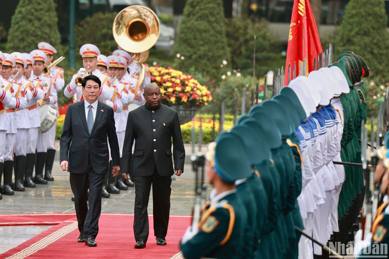Президент Лыонг Кыонг и Президент Эварист Ндайишимийе обходят строй почетного караула. Фото: Тхюи Нгуен Президент Лыонг Кыонг и Президент Эварист Ндайишимийе обходят строй почетного караула. Фото: Тхюи Нгуен