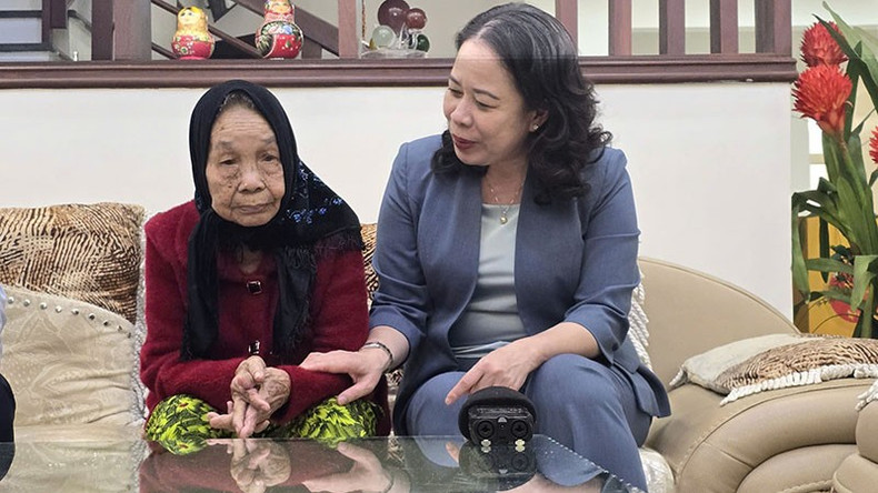 Вице-президент Во Тхи Ань Суан навещает вьетнамскую мать-героиню Ле Тхи Тхо (группа 5, квартал Хоалы, г. Плейку, провинция Жалай).