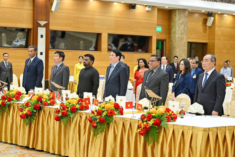 Президент Лыонг Кыонг, Президент Анура Кумара Диссанаяке и делегаты на мероприятии. Фото: Тхюи Нгуен Президент Лыонг Кыонг, Президент Анура Кумара Диссанаяке и делегаты на мероприятии. Фото: Тхюи Нгуен