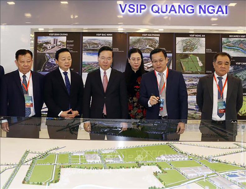 Президент Во Ван Тхыонг посещает выставочное пространство на церемонии. Фото: ВИА Президент Во Ван Тхыонг посещает выставочное пространство на церемонии. Фото: ВИА