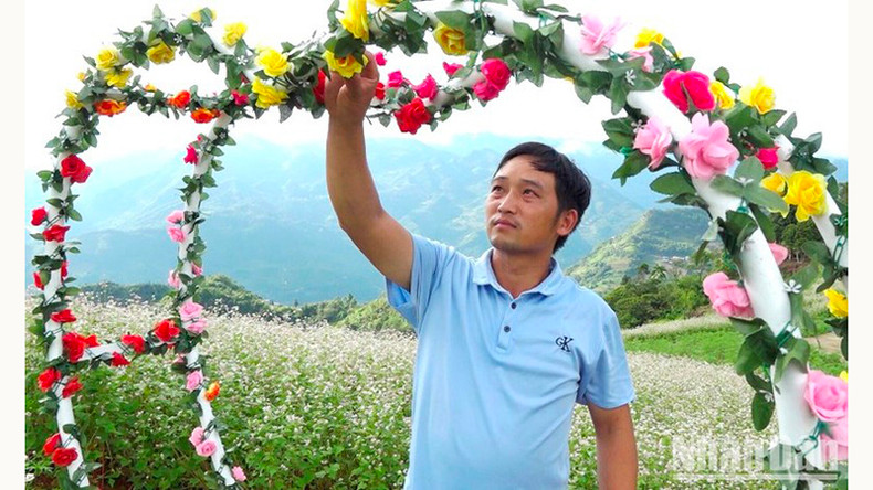 Житель уккрашает холм цветов гречихи для приема посетителей. Житель уккрашает холм цветов гречихи для приема посетителей.