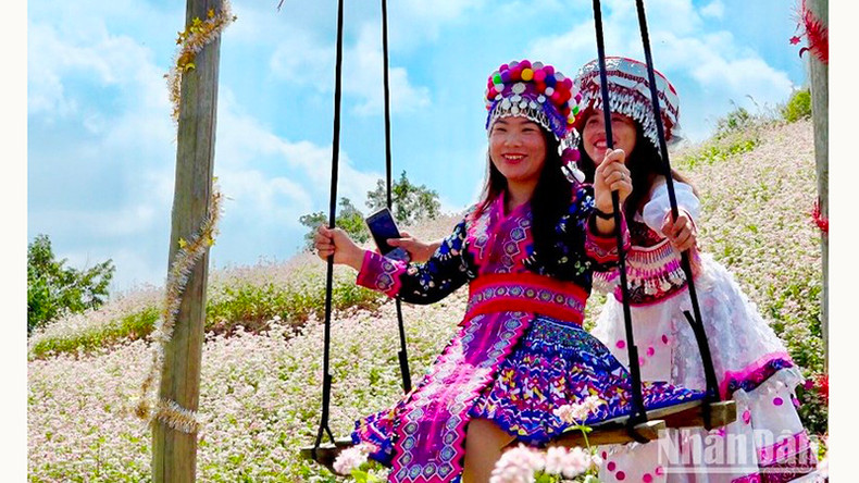 Девушки Хмонг в Шимакае с радостью отмечают День независимости 2 сентября. Девушки Хмонг в Шимакае с радостью отмечают День независимости 2 сентября.