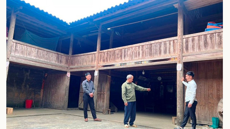 Жители ремонтируют дом для подготовки к встрече туристов по случаю Национального праздника 2 сентября. Жители ремонтируют дом для подготовки к встрече туристов по случаю Национального праздника 2 сентября.