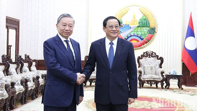 Министр То Лам и Премьер-министр Лаоса Сонесай Сипхандон. Фото: Чинь Зунг Министр То Лам и Премьер-министр Лаоса Сонесай Сипхандон. Фото: Чинь Зунг