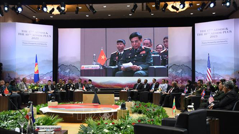 Генерал армии Фан Ван Жанг выступает на неформальной встрече министров обороны АСЕАН и США. Фото: ВИА Генерал армии Фан Ван Жанг выступает на неформальной встрече министров обороны АСЕАН и США. Фото: ВИА