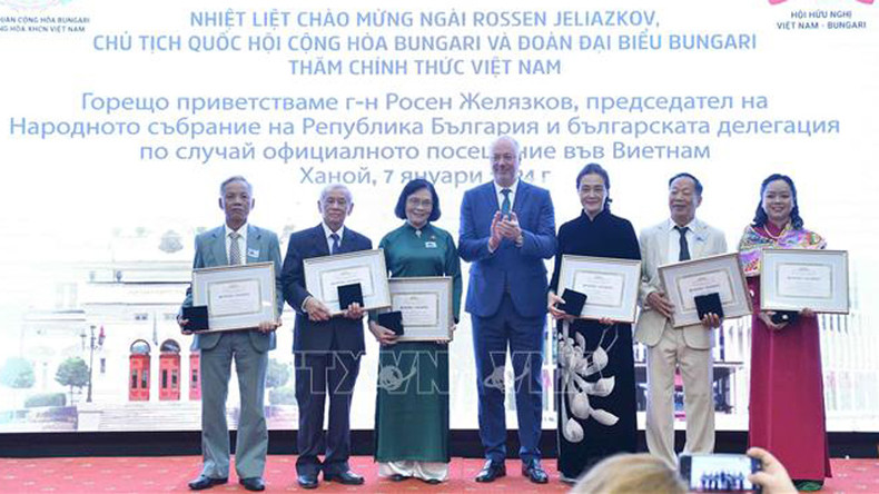 Председатель Народного собрания Болгарии вручает похвальные грамоты вьетнамским друзьям. Фото: ВИА Председатель Народного собрания Болгарии вручает похвальные грамоты вьетнамским друзьям. Фото: ВИА