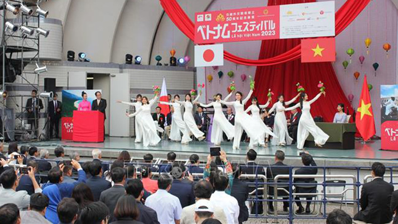 Красота вьетнамских традиционных платьев «аозай» представлена на Фестивале. Фото: ВИА