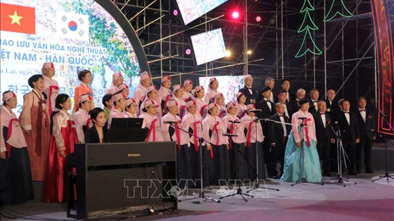 На мероприятии выступает хор, состоящий из пожилых южнокорейских любительских певцов. Фото: ВИА На мероприятии выступает хор, состоящий из пожилых южнокорейских любительских певцов. Фото: ВИА