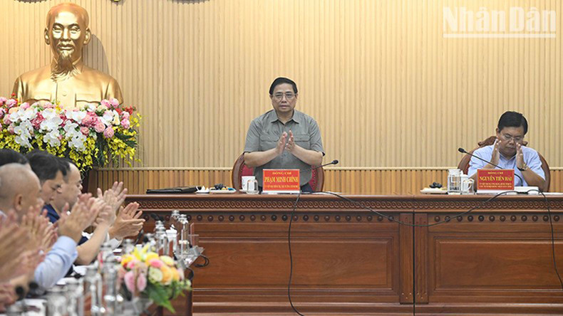 Премьер-министр Фам Минь Тьинь работает с Постоянным бюро Парткома провинции Камау.