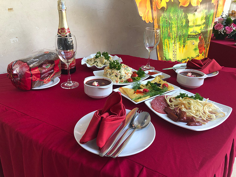 Традиционные русские блюда, представленные на мероприятии. Фото: Кхань Ли Традиционные русские блюда, представленные на мероприятии. Фото: Кхань Ли