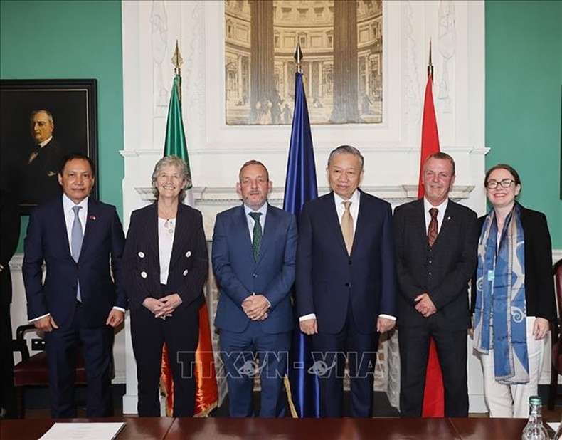 Генеральный секретарь ЦК КПВ, Президент То Лам и Председатель Сената Ирландии Джерри Баттимер фотографируются с парламентариями. Фото: ВИА Генеральный секретарь ЦК КПВ, Президент То Лам и Председатель Сената Ирландии Джерри Баттимер фотографируются с парламентариями. Фото: ВИА