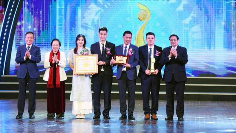 Премьер-министр Фам Минь Тьинь вручает первый приз в области цифровых технологий группе авторов . Фото: Чан Хай Премьер-министр Фам Минь Тьинь вручает первый приз в области цифровых технологий группе авторов . Фото: Чан Хай
