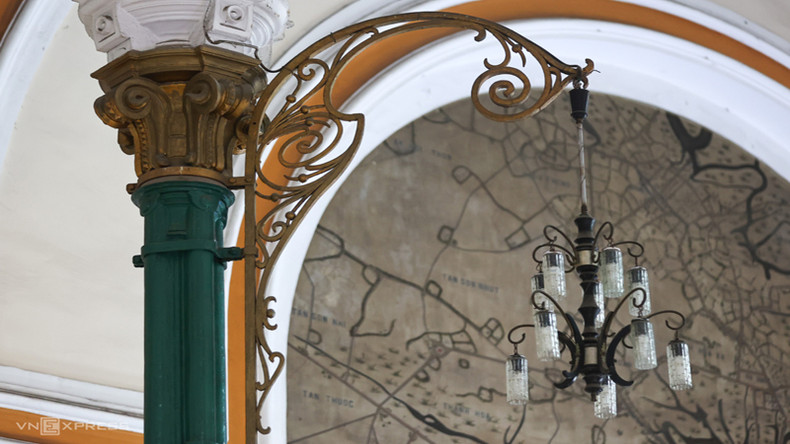 Старомодные люстры придают столетнему зданию старинные черты. Старомодные люстры придают столетнему зданию старинные черты.