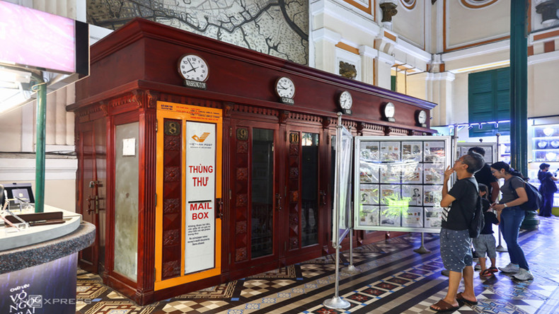 Телефонные будки расположены по обеим сторонам главного вестибюля для обслуживания местных жителей и туристов. Телефонные будки расположены по обеим сторонам главного вестибюля для обслуживания местных жителей и туристов.