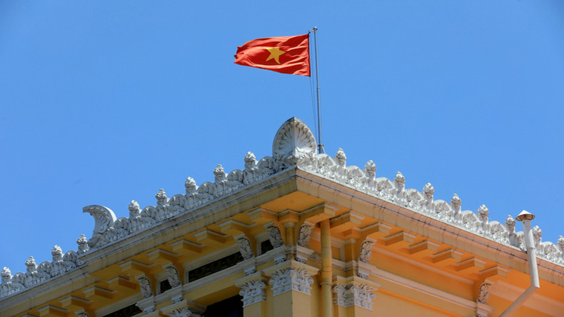 В дополнение к европейской культуре, архитектура почтового отделения г. Хошимина также сочетается с азиатской культурой, выраженной в декоративных мотивах на крыше, вдохновленных кхмерским храмовым искусством. В дополнение к европейской культуре, архитектура почтового отделения г. Хошимина также сочетается с азиатской культурой, выраженной в декоративных мотивах на крыше, вдохновленных кхмерским храмовым искусством.