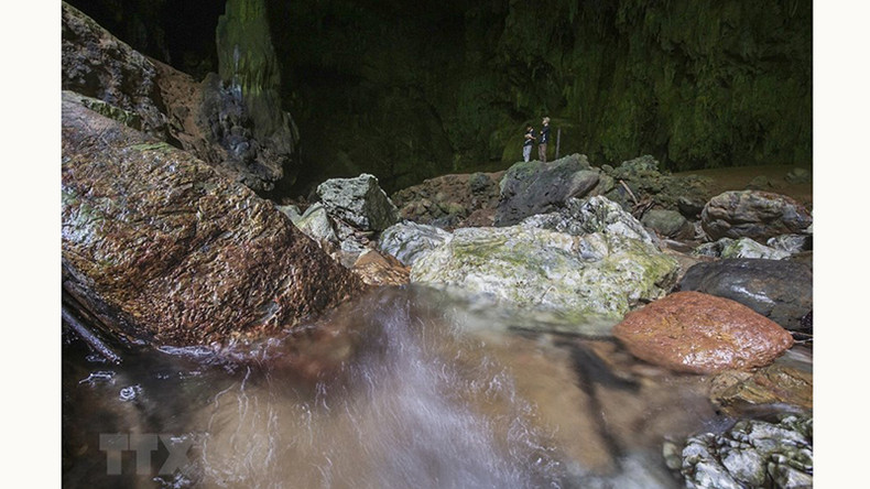 Ручей, протекающий внутри пещеры Шынг.