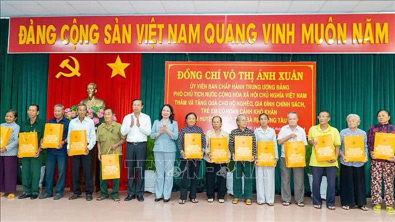 Вице-президент Во Тхи Ань Суан вручает подарки семьям льготной категории. Фото: ВИА Вице-президент Во Тхи Ань Суан вручает подарки семьям льготной категории. Фото: ВИА
