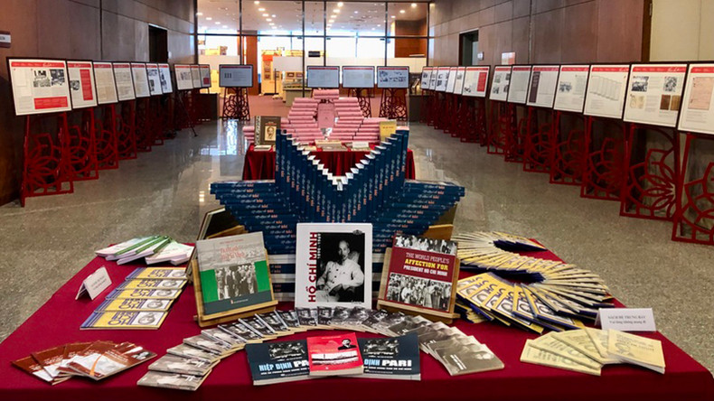 Многие публикации о Президенте Хо Ши Мине представлены на выставке. Многие публикации о Президенте Хо Ши Мине представлены на выставке.