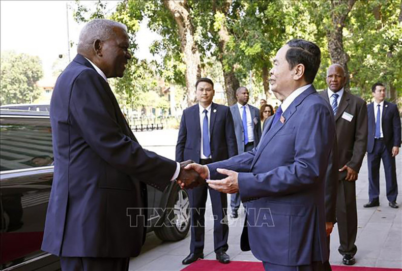 Председатель НС Чан Тхань Ман встречает Председателя НАНВ Кубы. Фото: ВИА Председатель НС Чан Тхань Ман встречает Председателя НАНВ Кубы. Фото: ВИА