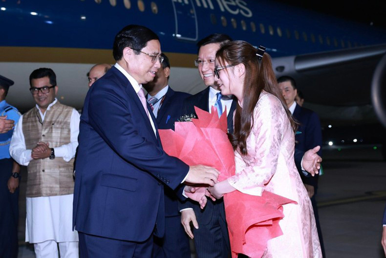 Сотрудники Посольства Вьетнама в Индии встречают Премьер-министра Фам Минь Тьиня. Сотрудники Посольства Вьетнама в Индии встречают Премьер-министра Фам Минь Тьиня.