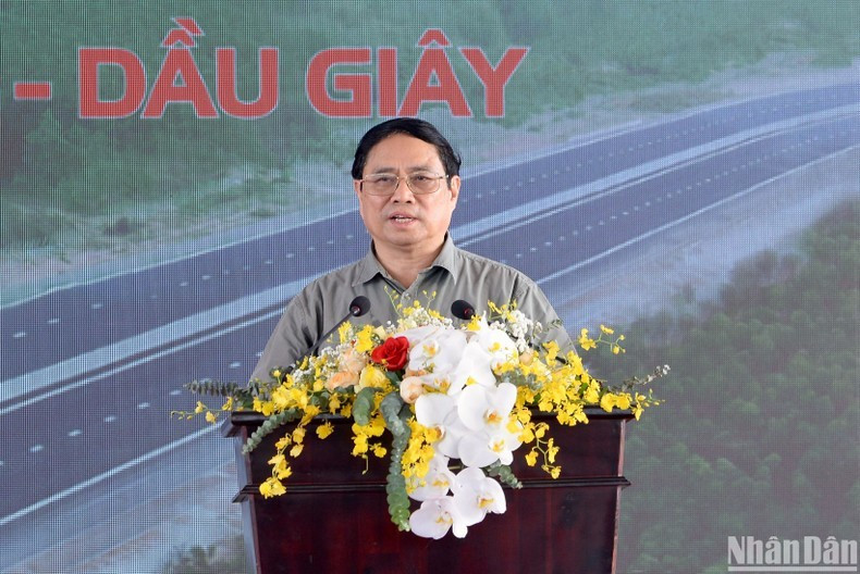 Премьер-министр Фам Минь Тьинь выступает на церемонии. Премьер-министр Фам Минь Тьинь выступает на церемонии.