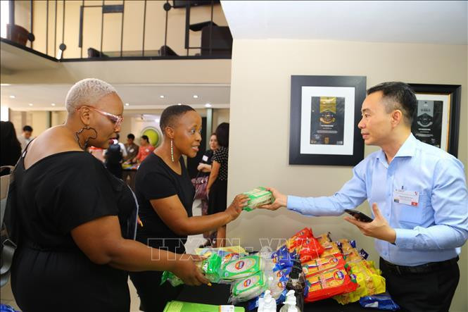 Представитель компании Safoco (Вьетнам) представляет продукцию на форуме. Фото: VNA Представитель компании Safoco (Вьетнам) представляет продукцию на форуме. Фото: VNA