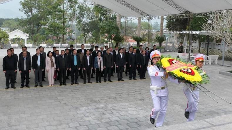 Товарищ Чыонг Тхи Май с рабочей делегацией посещает национальное кладбище павших фронтовиков Висуен. Товарищ Чыонг Тхи Май с рабочей делегацией посещает национальное кладбище павших фронтовиков Висуен.