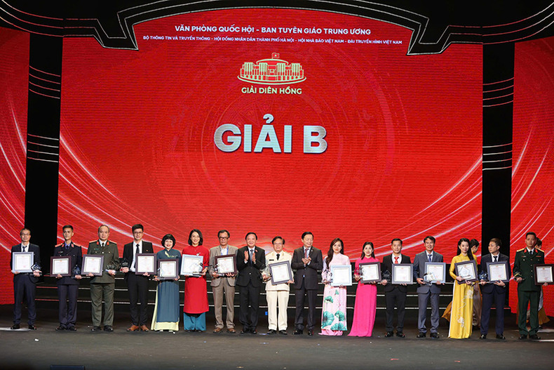 Вице-премьер Чан Хонг Ха и Зампредседателя НС Нгуен Кхак Динь вручают призы В авторам. Вице-премьер Чан Хонг Ха и Зампредседателя НС Нгуен Кхак Динь вручают призы В авторам.