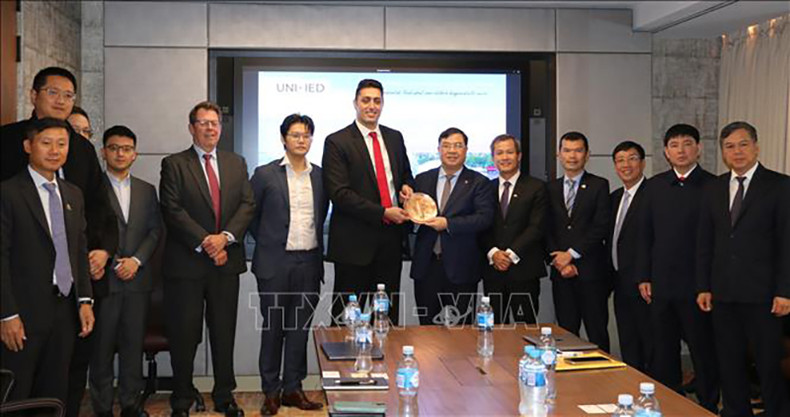 Делегация провинции Намдинь работает с автралийским партнером. Фото: ВИА Делегация провинции Намдинь работает с автралийским партнером. Фото: ВИА