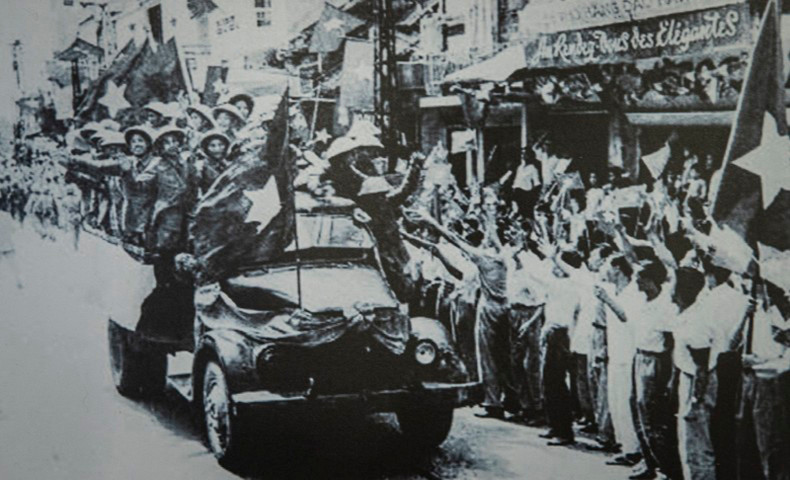 Жители Ханоя приветствуют вьетнамскую армию, взявшую столицу под свой контроль, 10 октября 1954 года. Жители Ханоя приветствуют вьетнамскую армию, взявшую столицу под свой контроль, 10 октября 1954 года.