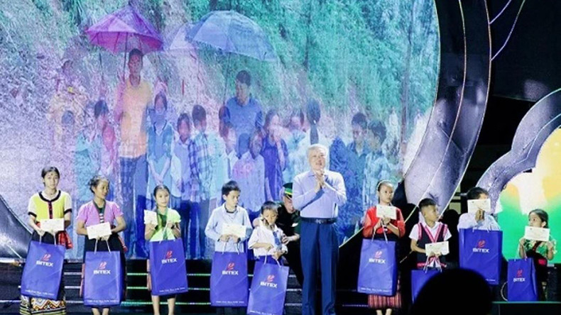 Товарищ Нгуен Хоа Бинь вручает ученикам подарки. Товарищ Нгуен Хоа Бинь вручает ученикам подарки.