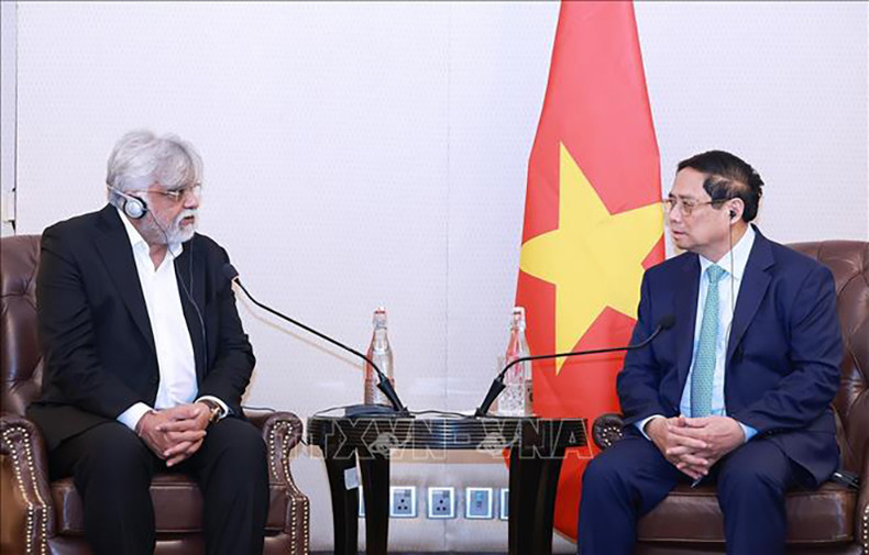 Премьер-министр Фам Минь Тьинь принимает Председателя-основателя фармацевтической корпорации BDR Дхармеша Шаха. Фото: ВИА